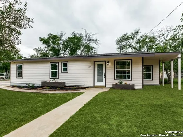 1009 W Goodwin St, Pleasanton, TX 78064