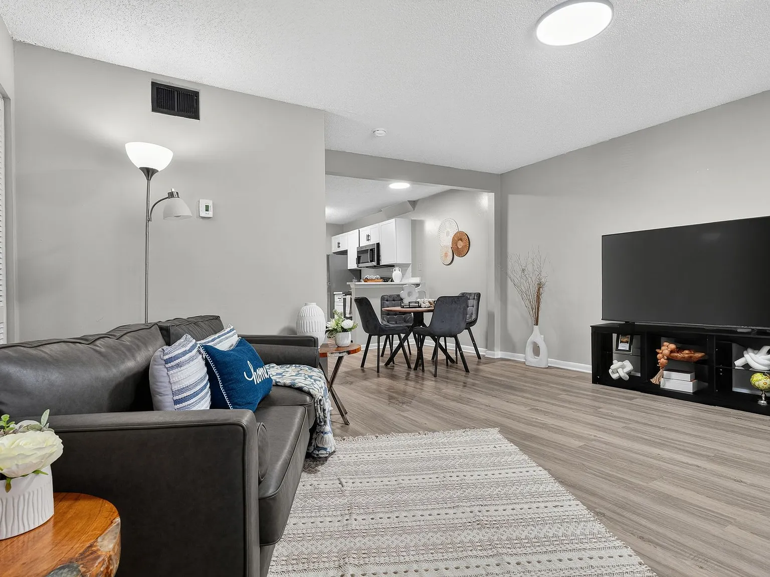 Oakwood Townhomes — Photo 2