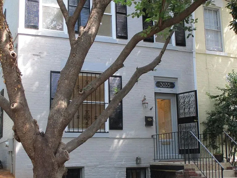 3035 Cambridge Pl NW — Photo 1