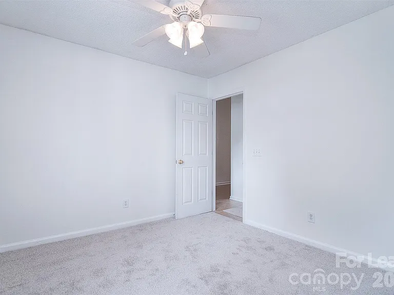 550 Carlisle Dr — Photo 8