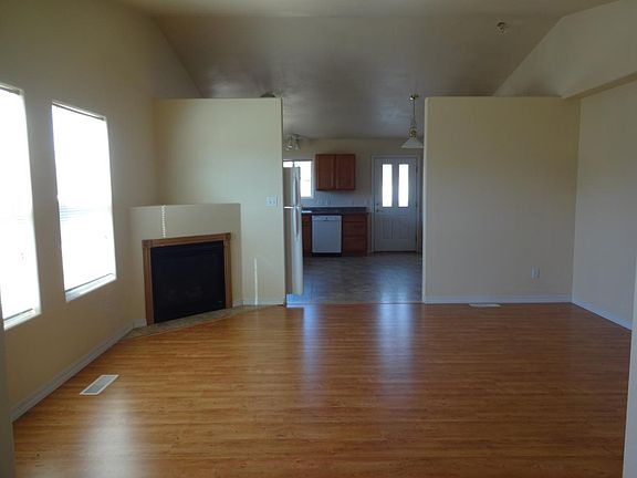 Living room w/ gas fireplace