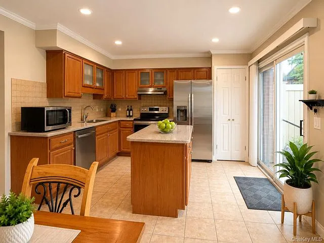 204 Old Country Rd — Photo 3