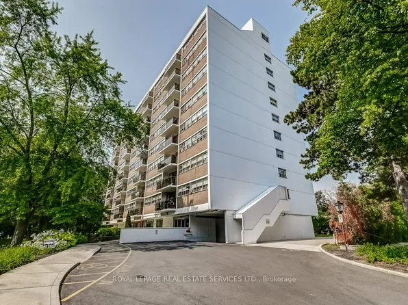 212 Kerr St #404, Oakville, ON L6K 3B1