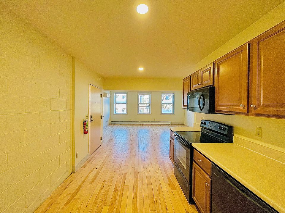 1st image of 191 College St #303