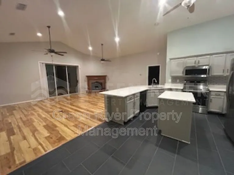 1559 Lakeway Dr — Photo 15