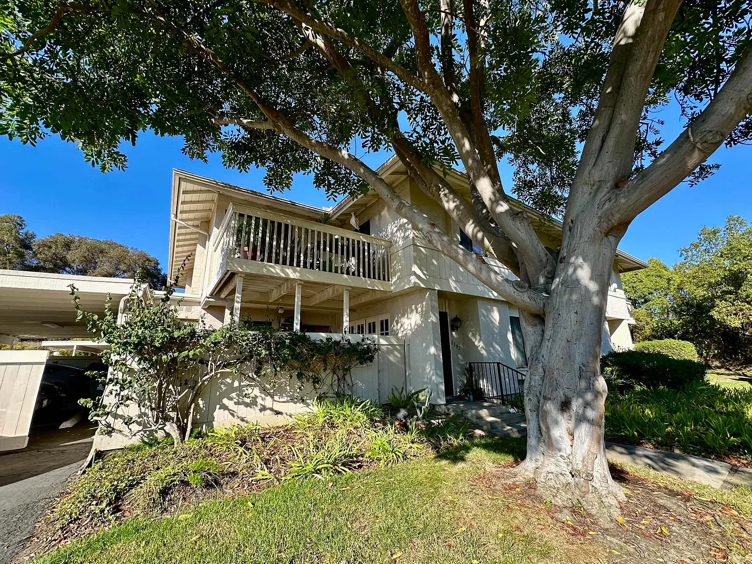 3 bed, 2.5 bath, 1342 sqft, $4,170 — Photo 3