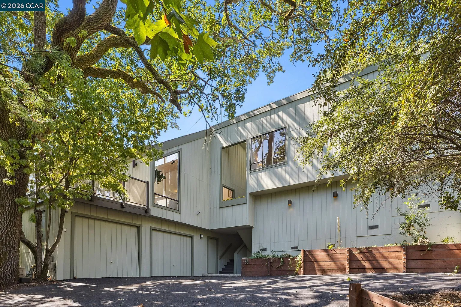 39 Saint Stephens Dr photo 1