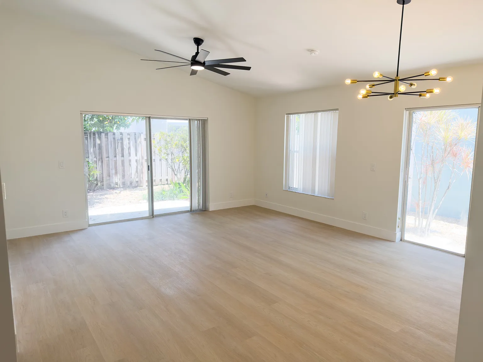 3 bed, 1200 sqft, $3,300 — Photo 4