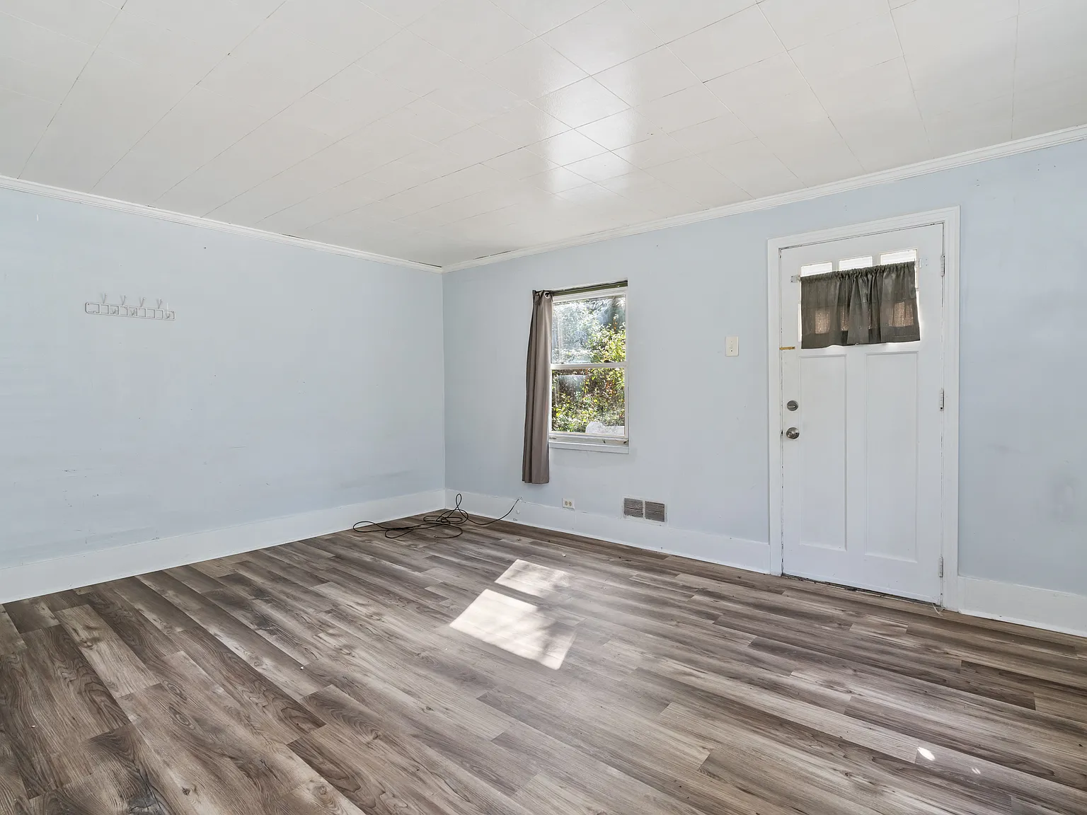4471 5th St — Photo 3