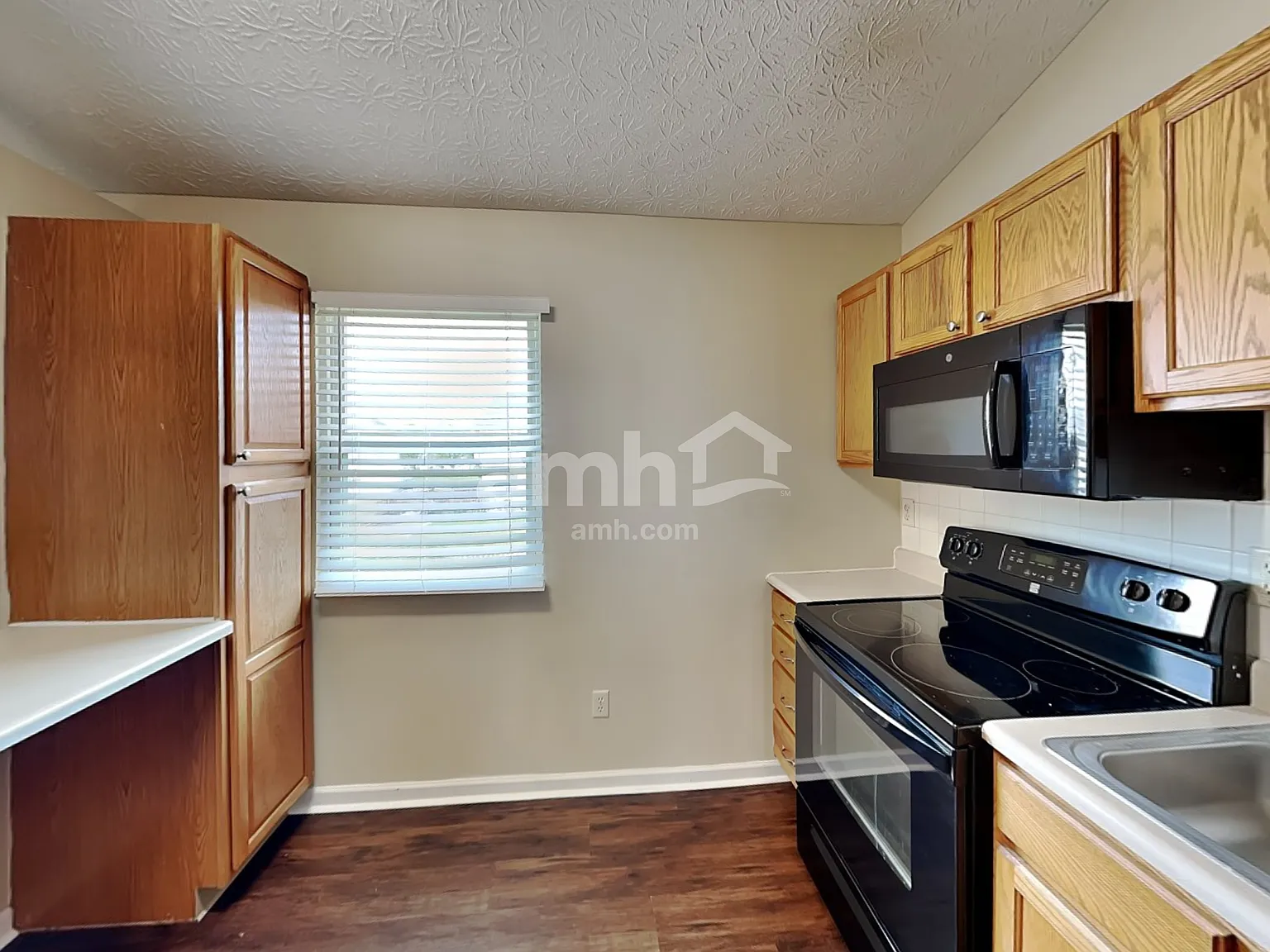 4 bed, 2.0 bath, 1830 sqft, $2,400 — Photo 3