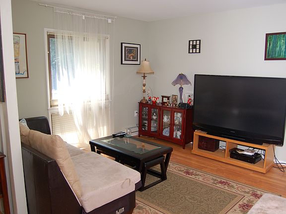 Living Room oposite wall