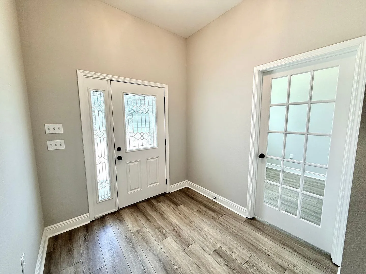 Spacious 3 Bedroom Home with Office on a Large Lot in Northwoods — Photo 4