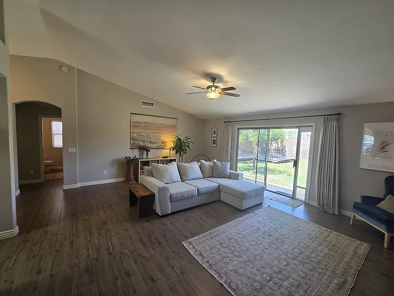 424 W Comstock Ct — Photo 3