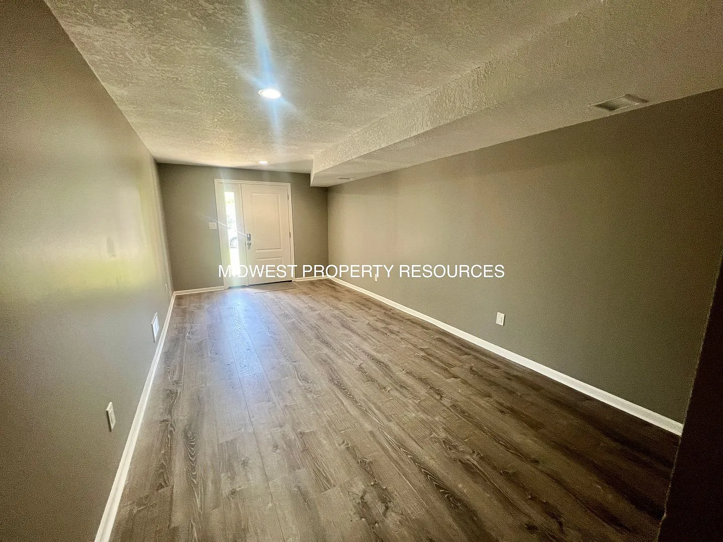 Large Updated 3 Bedroom/2 Bath Duplex in Lee's Summit — Photo 4