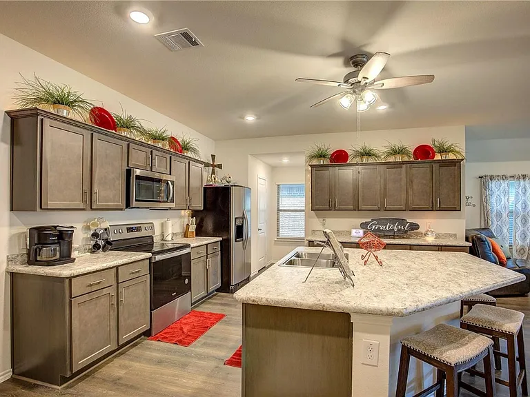 1004 Basswood Ln — Photo 5