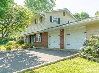 10 Tiffin Rd, Kendall Park, NJ 08824