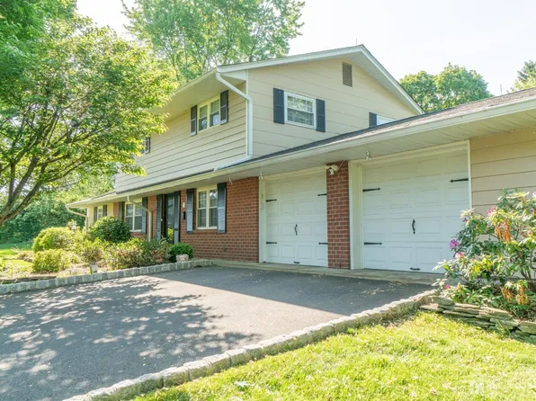 10 Tiffin Rd, Kendall Park, NJ 08824