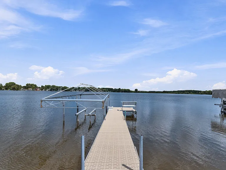 Pontoon boat lift