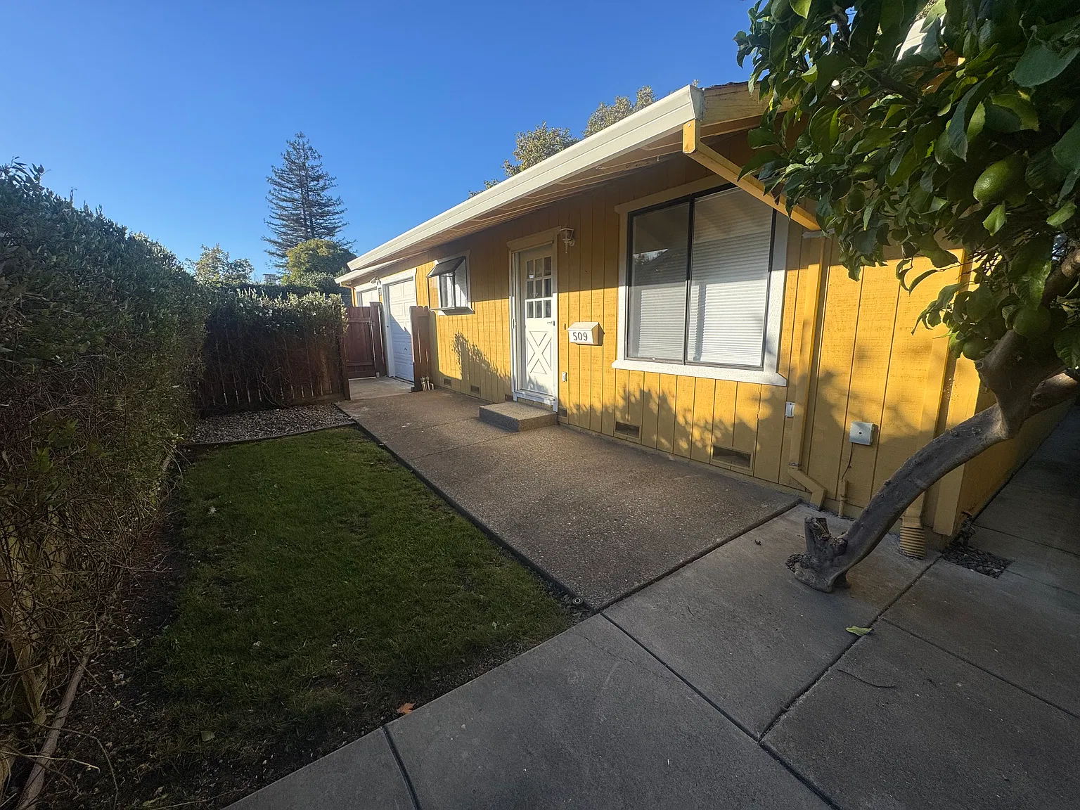 2 bed, 880 sqft, $2,700 — Photo 1