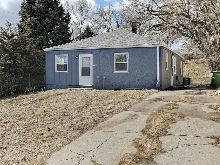 2206 Crawford St — Photo 2