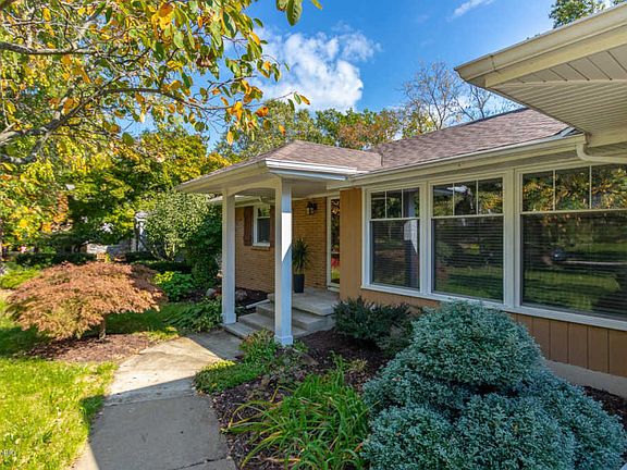 2nd image of 1564 Woodcliff Dr SE