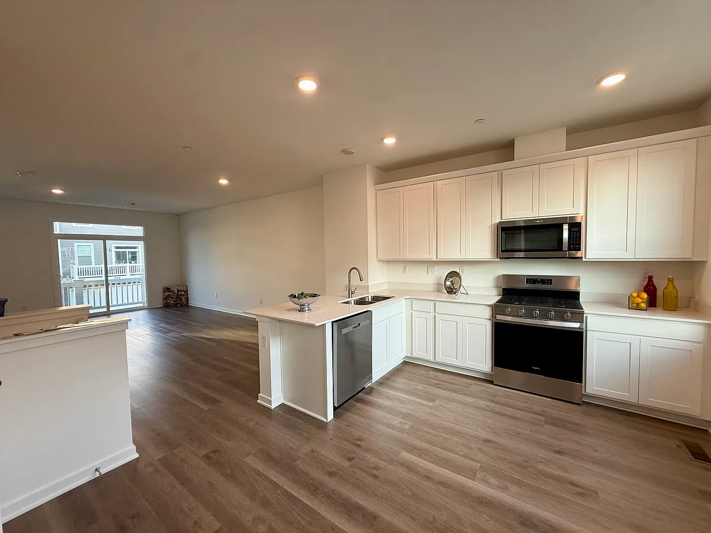 3 bed, 2.5 bath, 1630 sqft, $3,390 — Photo 2