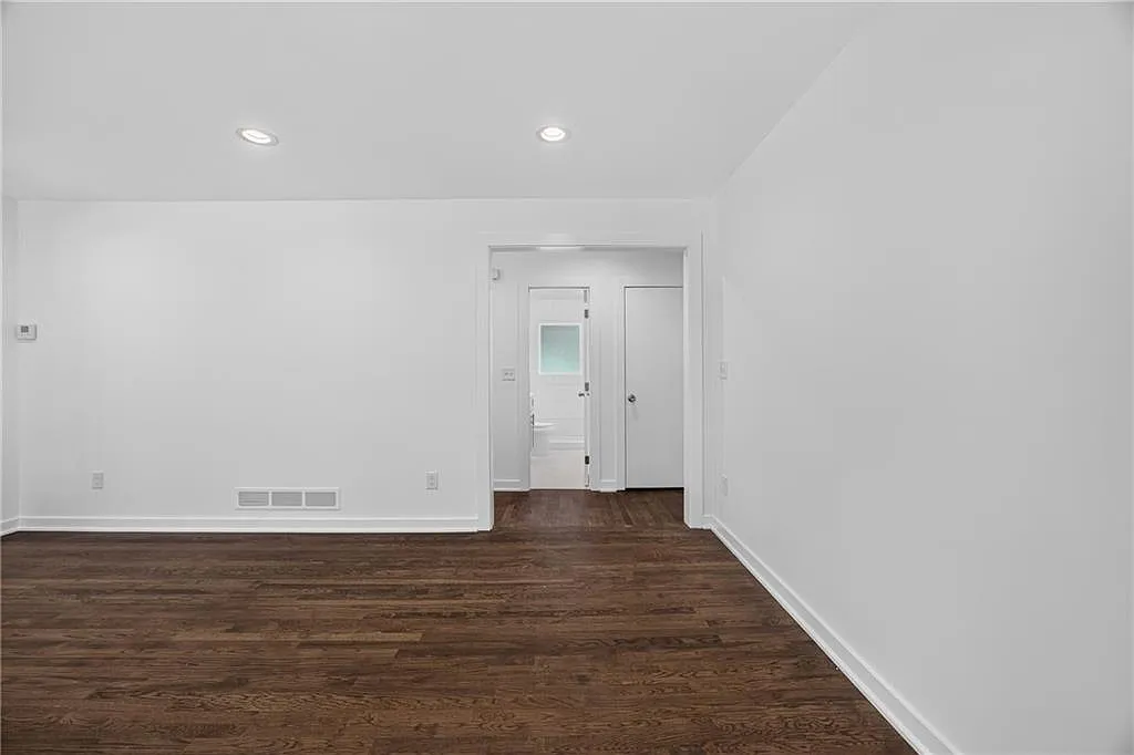 3 bed, 2.0 bath, 1204 sqft, $2,300 — Photo 4