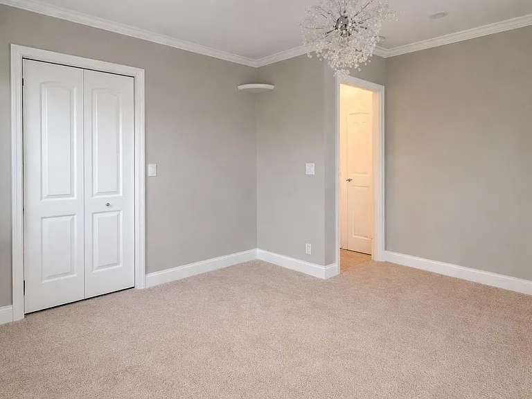 186 Christie Ave — Photo 5