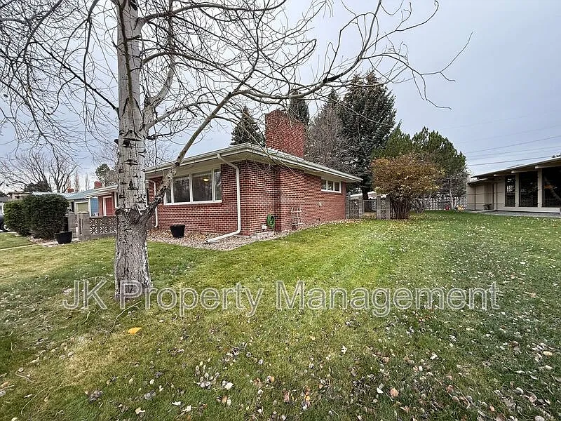 3 bed, 2.0 bath, 1545 sqft, $2,300 — Photo 2