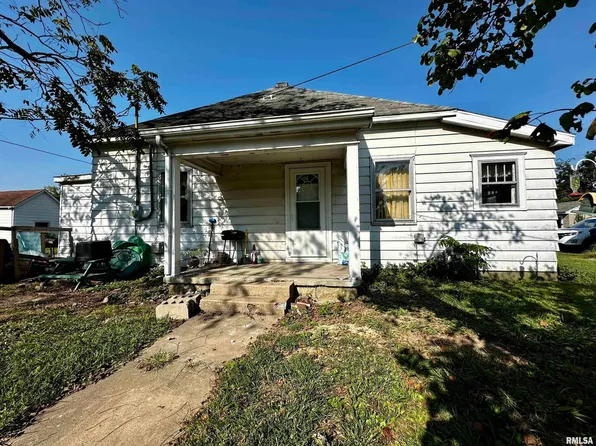 820 Dewey St, Eldorado, IL 62930