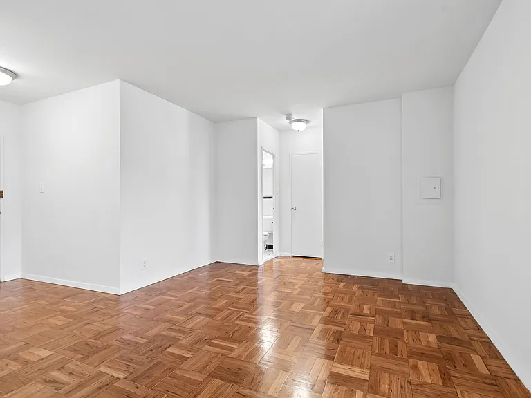 Quebec House Apartments — Photo 23