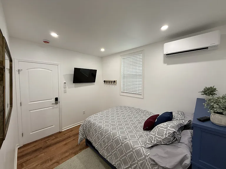 Room 4: Queen-size bed,Shared bathroom (with Rooms 5 & 6),Built-in closet,Smart TV,Wall-mounted HVAC