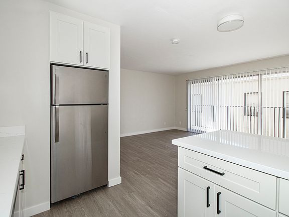 4th image of 888 Vermont St #305