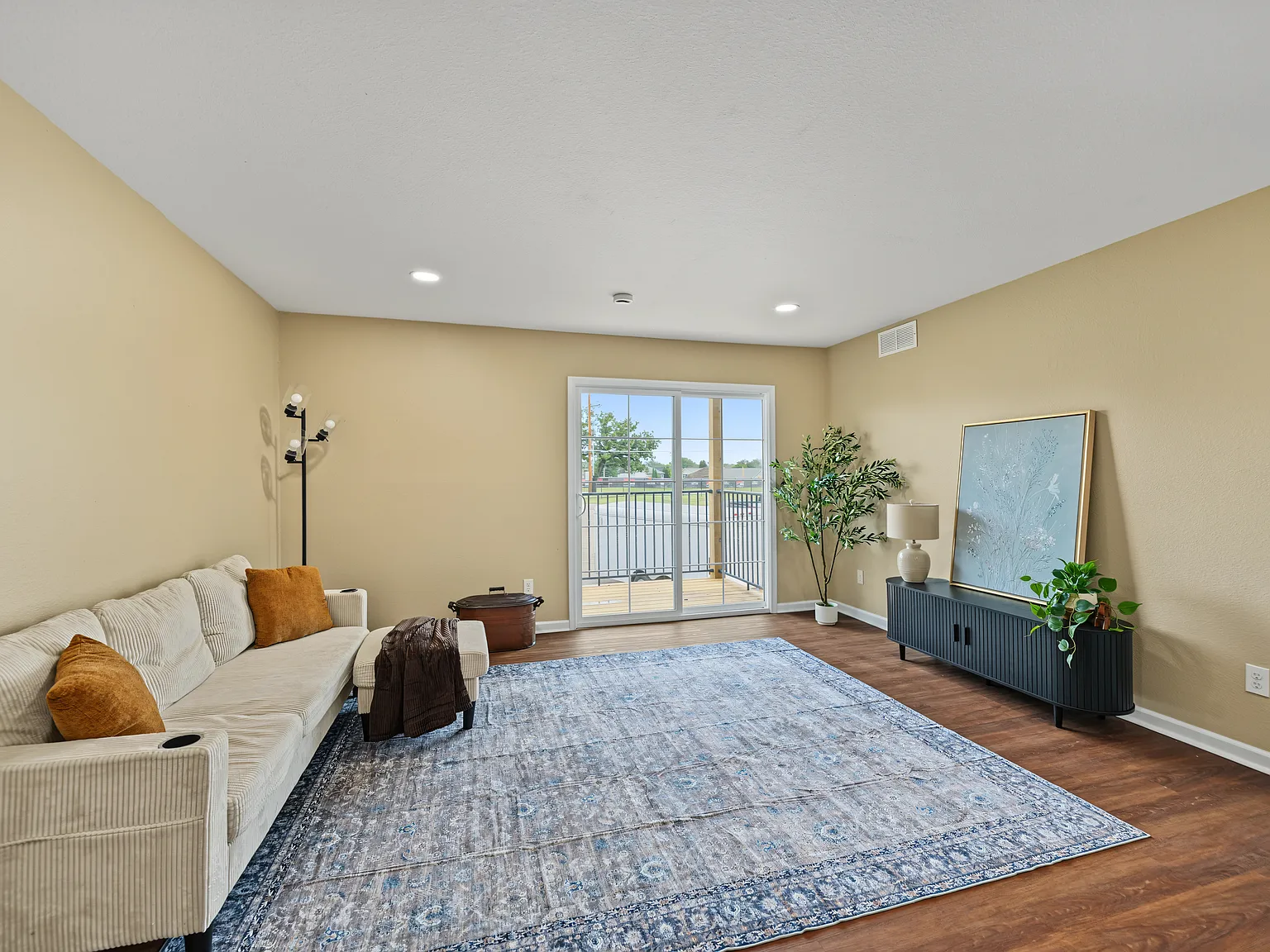 2 bed, 858 sqft, $1,200 — Photo 2