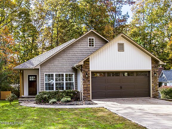 2nd image of 15 Hickory Cove Ln
