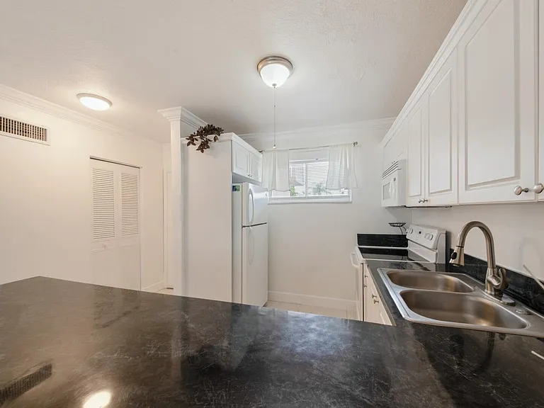 2581 N Garden Dr #206 — Photo 8