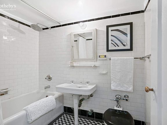 5th image of 465 W 23rd St APT 2G