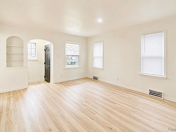 4th image of 17388 Teppert St