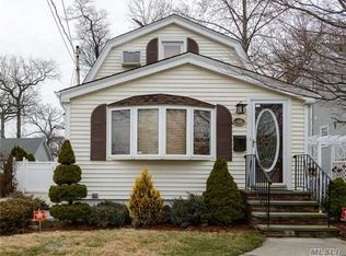 90 Foster Ave, Valley Stream, NY 11580