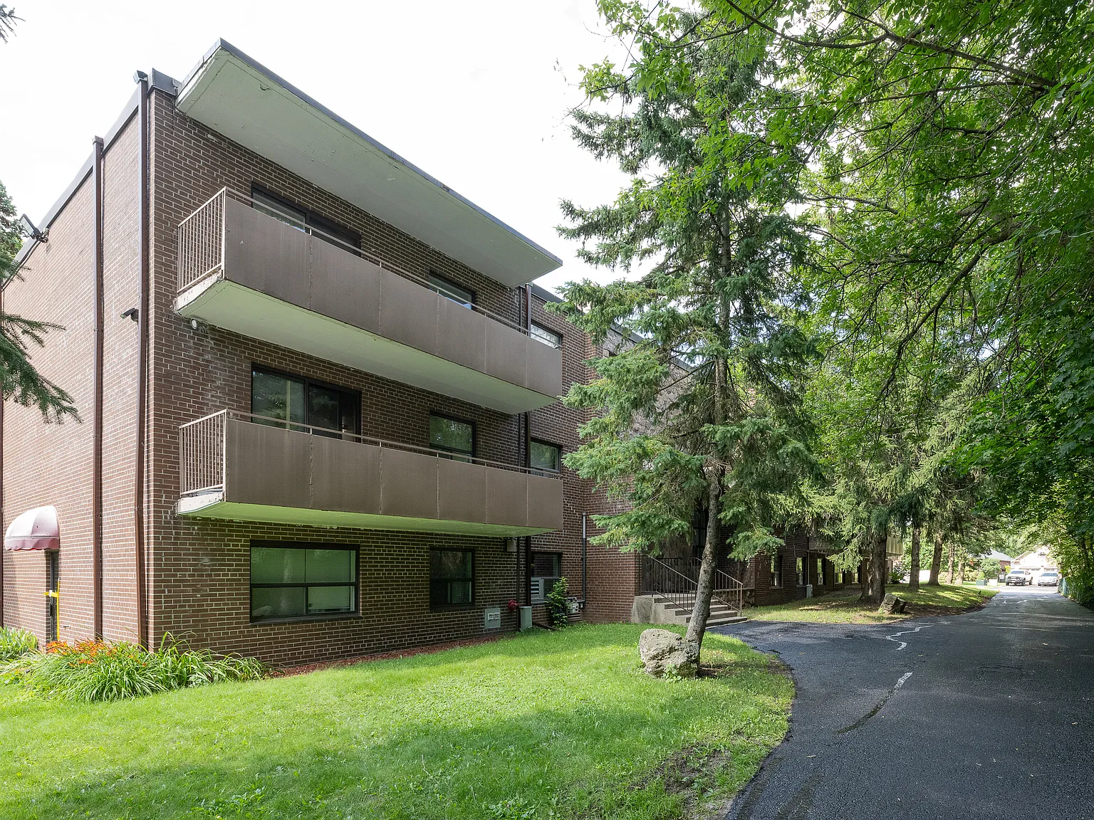 Winston Apartments — Photo 2