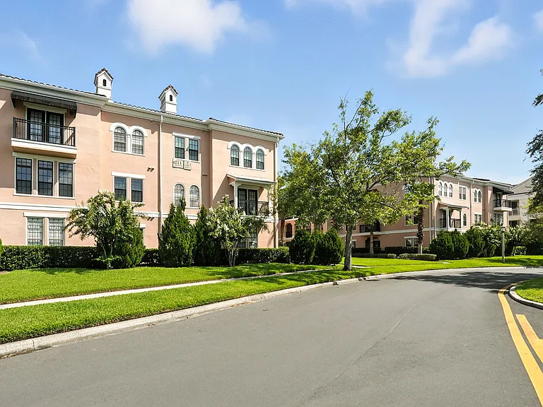 33-web-or-mls-211 Longview Ave 306_33_10212025