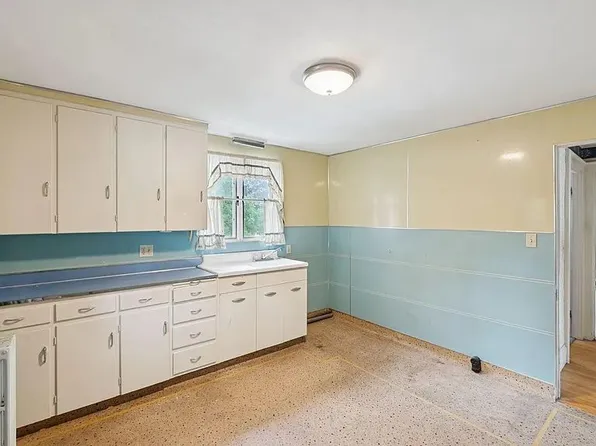 2 bed, 1.0 bath, 1000 sqft, $2,200, 15 Huston Ave, Auburn, ME 04210