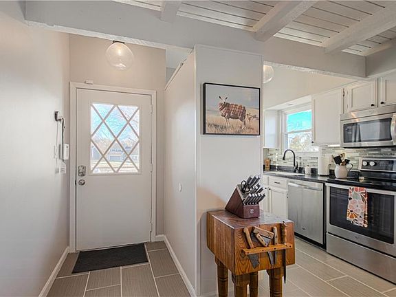 3rd image of 282 NE Bayview Dr