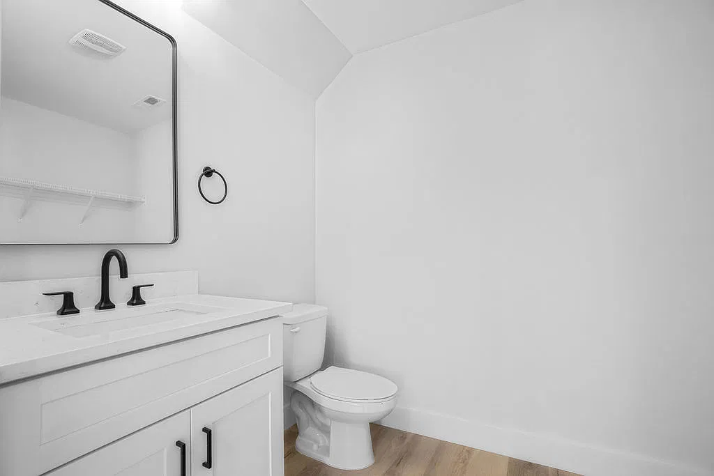 3 bed, 1.5 bath, 1300 sqft, $1,600 — Photo 2