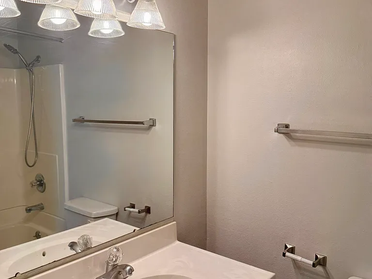 515 E Burlington St #3S — Photo 19