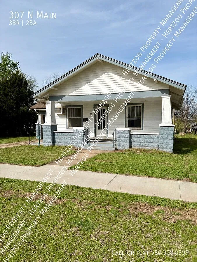 Freshly Updated 3 Bedroom 1.5 Bathroom Home! — Photo 2