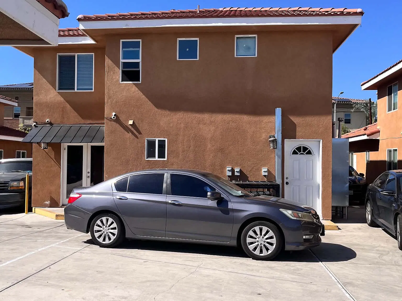 2 bed, 700 sqft, $1,999 — Photo 1