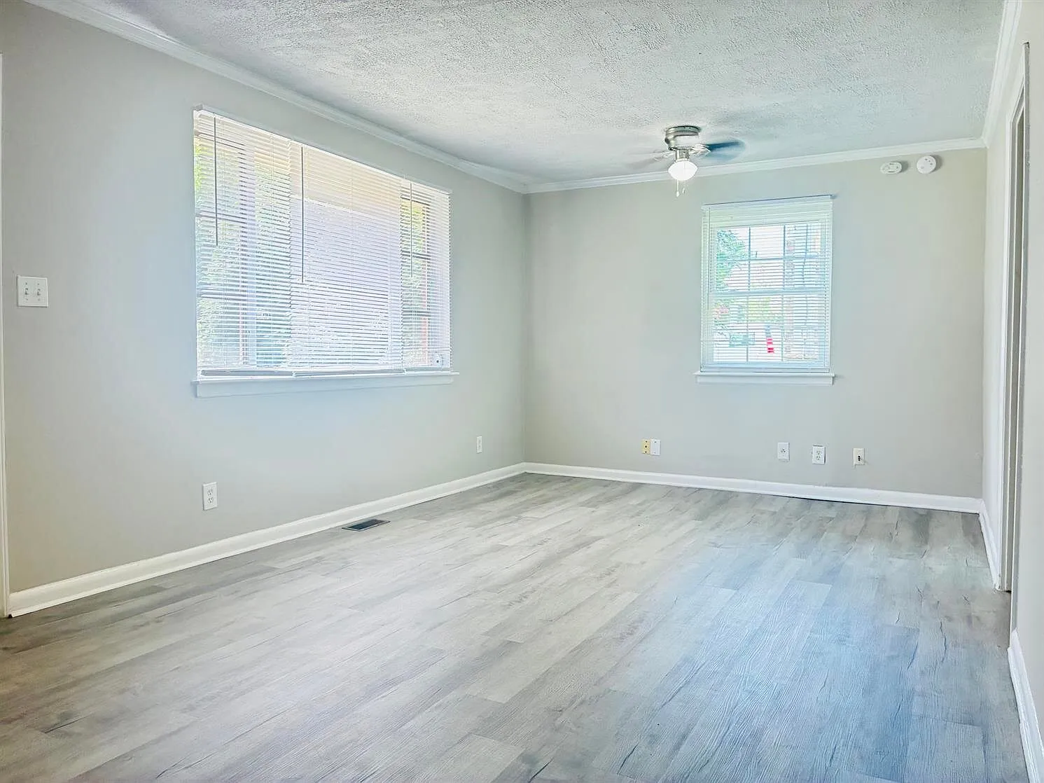 1733 Finchley — Photo 3