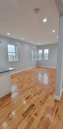 3rd image of 455 Beach 36th St