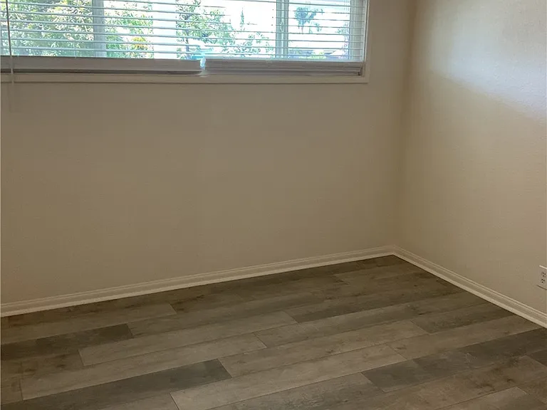 816 W G St — Photo 11